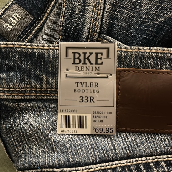 Buckle BKE Tyler Bootleg Jeans. Relaxed Fit, 33R, Mid Rise, 20” Leg Opening - Picture 5 of 5